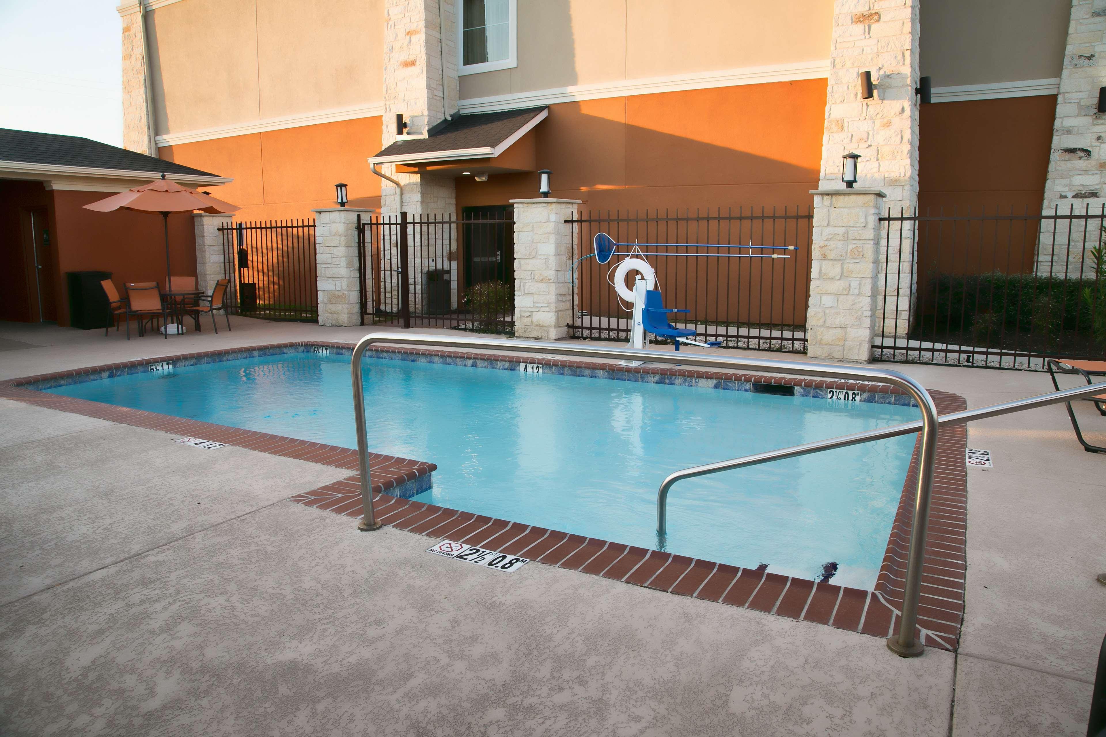 Best Western Plus Longhorn Inn & Suites Luling Екстериор снимка