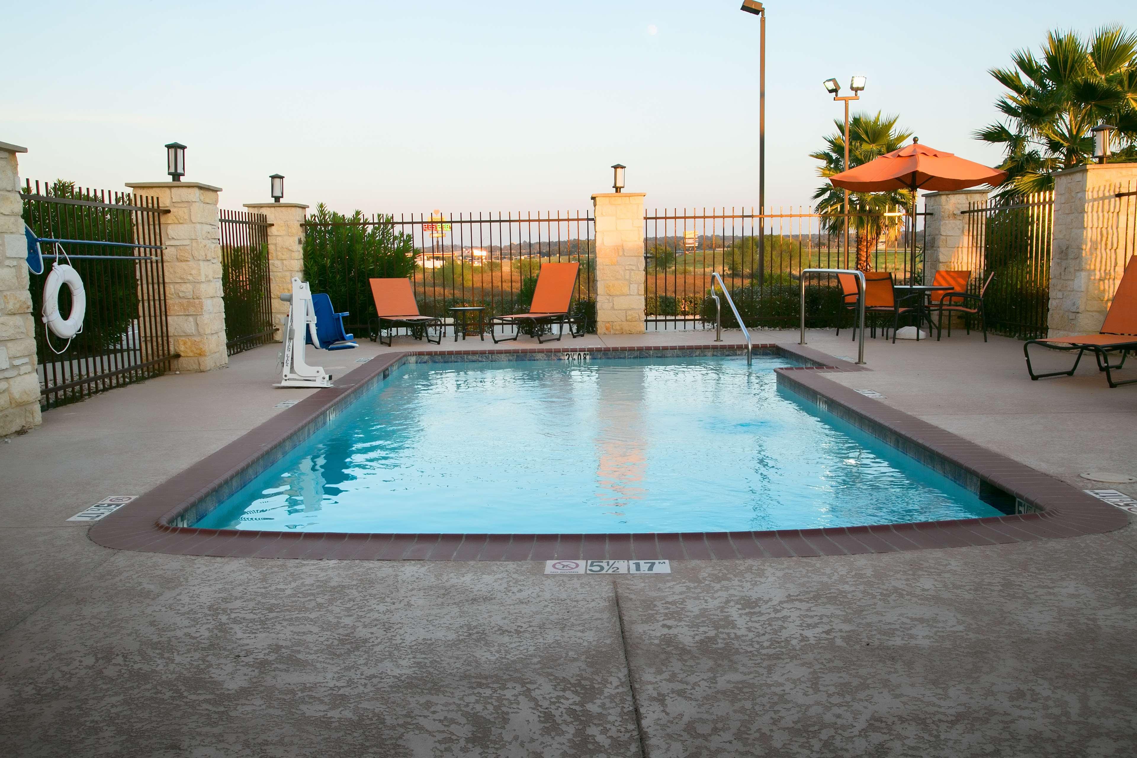 Best Western Plus Longhorn Inn & Suites Luling Екстериор снимка