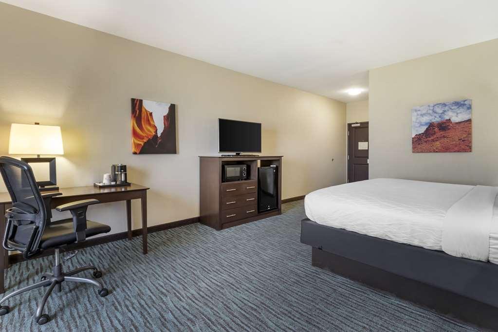 Best Western Plus Longhorn Inn & Suites Luling Стая снимка