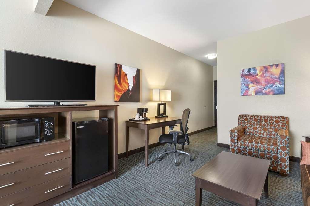 Best Western Plus Longhorn Inn & Suites Luling Стая снимка