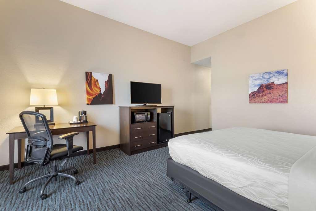 Best Western Plus Longhorn Inn & Suites Luling Стая снимка