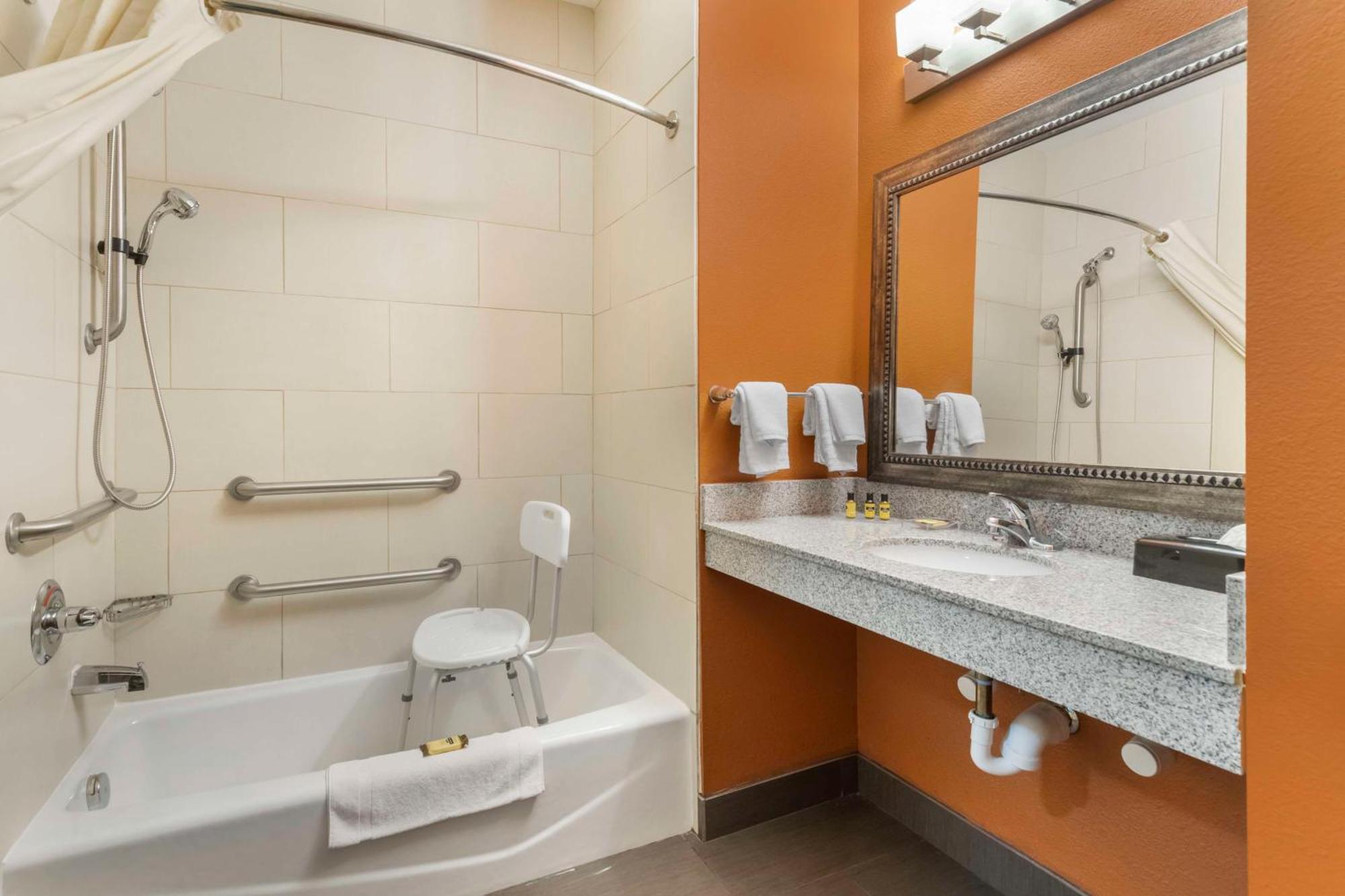Best Western Plus Longhorn Inn & Suites Luling Екстериор снимка