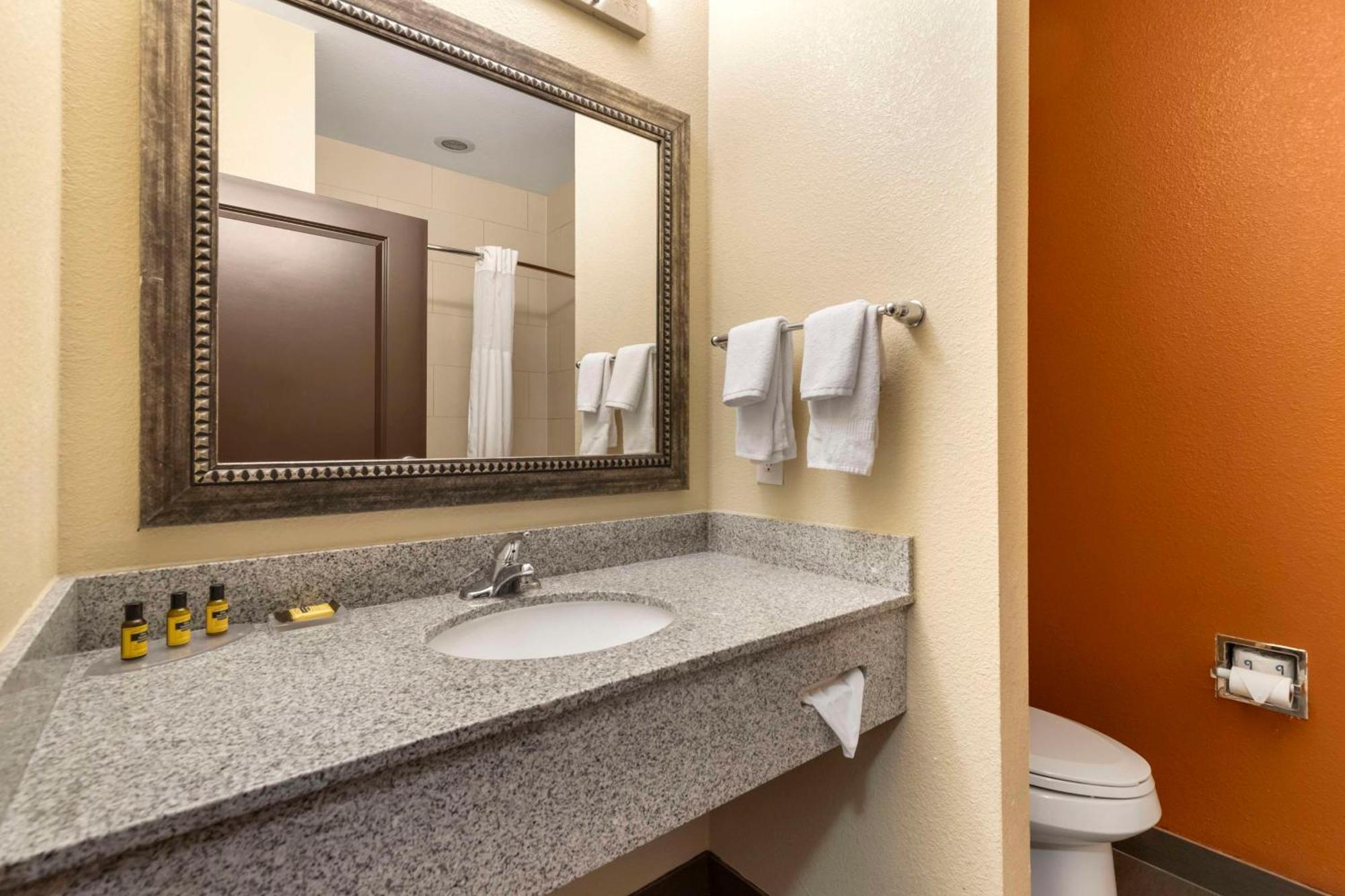Best Western Plus Longhorn Inn & Suites Luling Екстериор снимка