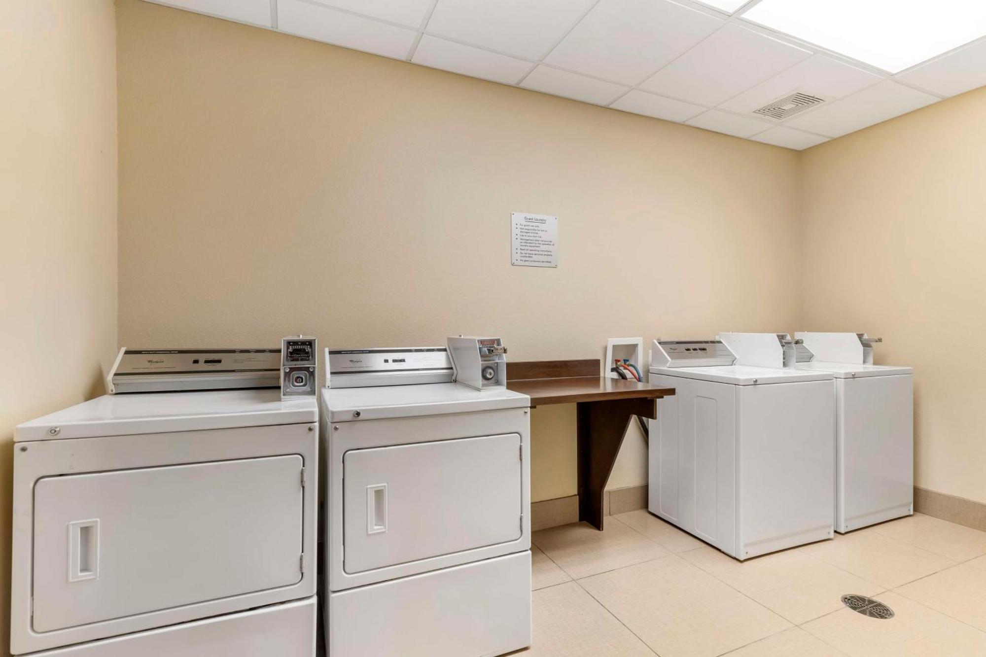 Best Western Plus Longhorn Inn & Suites Luling Екстериор снимка