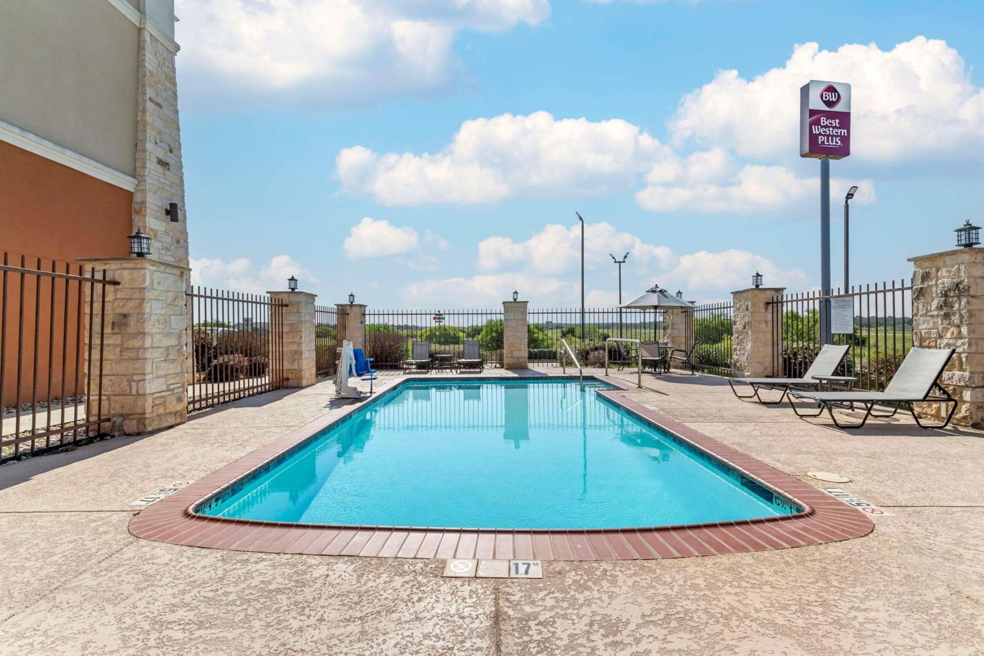 Best Western Plus Longhorn Inn & Suites Luling Екстериор снимка
