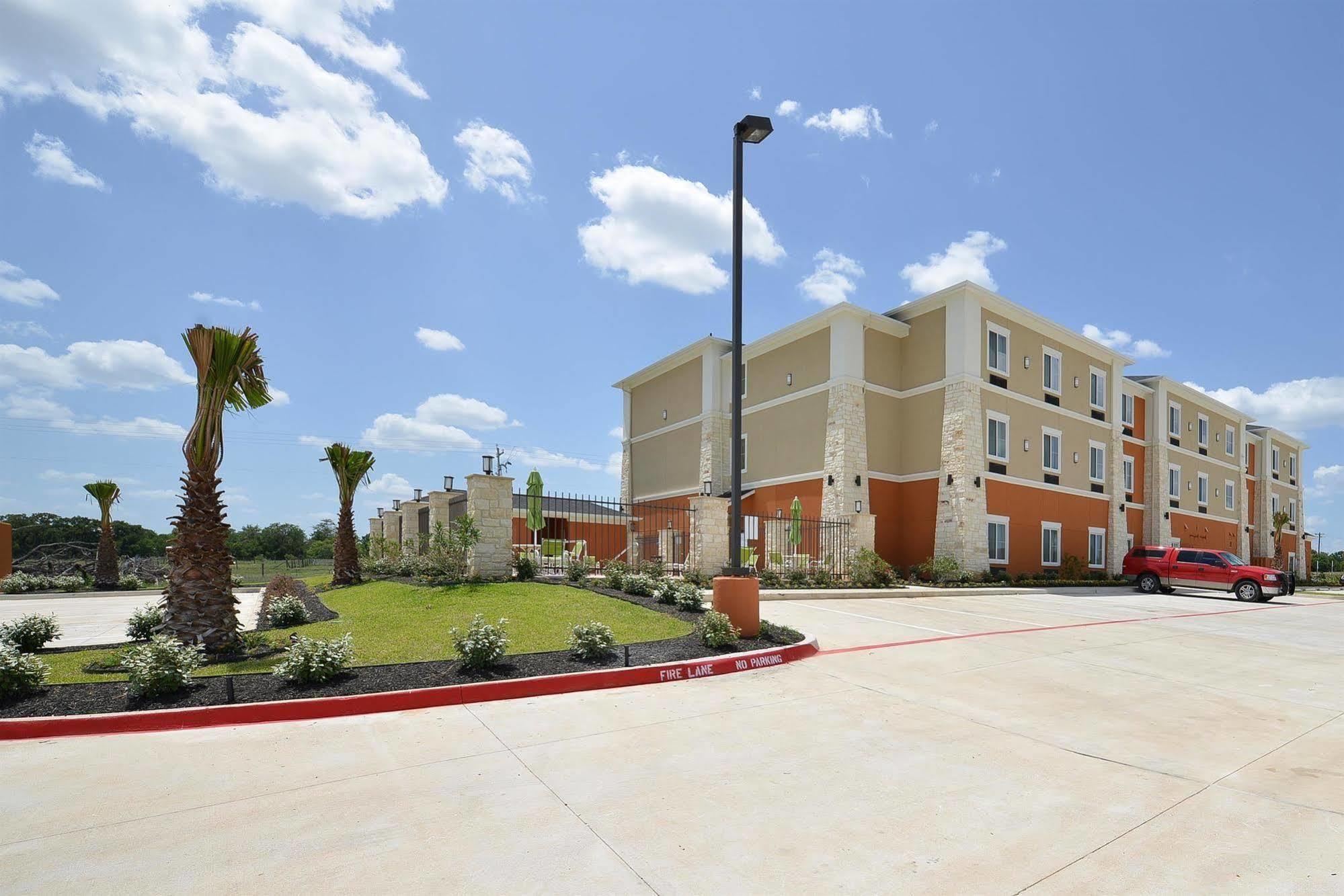 Best Western Plus Longhorn Inn & Suites Luling Екстериор снимка