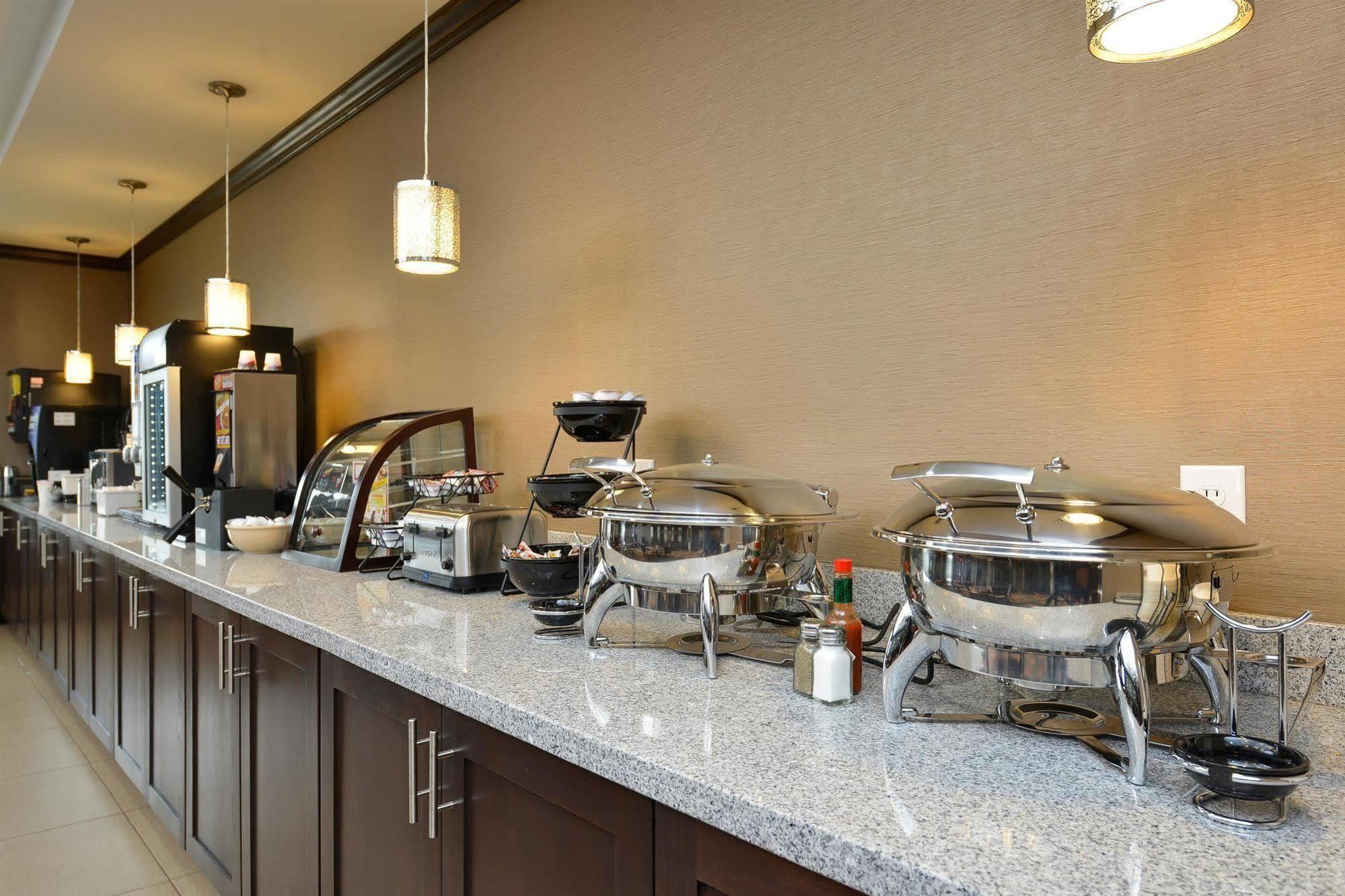 Best Western Plus Longhorn Inn & Suites Luling Екстериор снимка